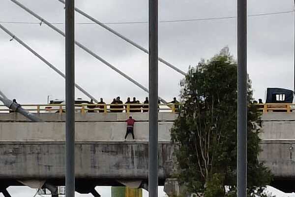 Al llegar al distribuidor Vial Santa Ana, elementos de seguridad se acercaron para atender la emergencia y disuadir al hombre