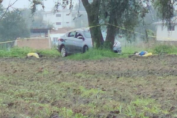 Los cadáveres corresponden a tres hombres, dos al costado de un vehículo y uno de ellos dentro de una unidad Nissan Versa en Coronango