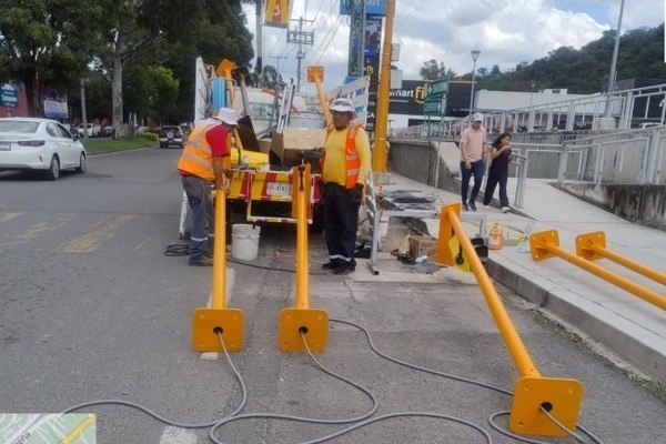 Los trabajos de señalización y mantenimiento a semáforos en Tlaxcala, mejoran la movilidad urbana y fortalecen la seguridad