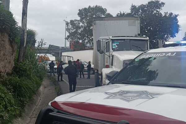 Se inició una persecución tras el reporte del robo de la unidad que circulaba sobre la autopista y se dirigía hacia territorio tlaxcalteca
