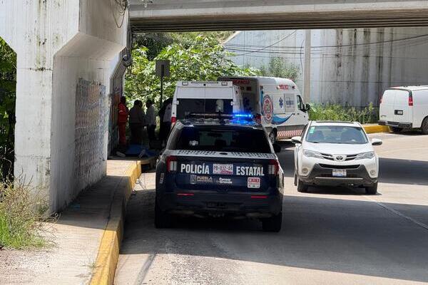 A las inmediaciones de Lomas de Angelópolis, llegaron los paramédicos para confirmar que el automovilista ya no contaba con signos vitales