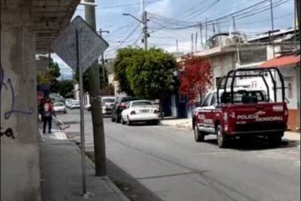 A la colonia El Riego acudieron elementos de la Policía Municipal y paramédicos quienes confirmaron que la joven ya había fallecido