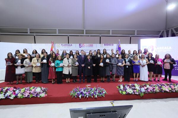 Ante las 50 mujeres galardonadas, la mandataria destacó que a través de sus proyectos han impactado de manera positiva en la economía local