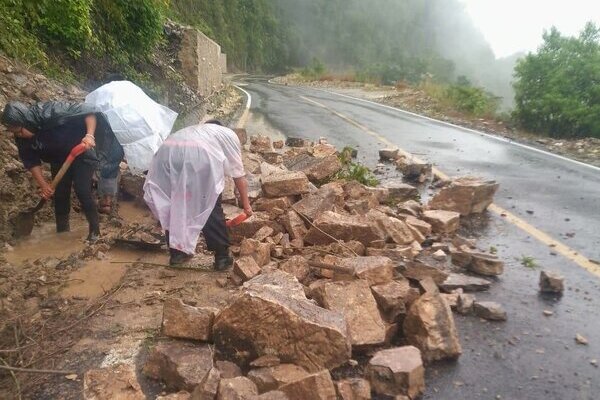 Huracán Erick causa lluvias en 42 municipios de Puebla; hay una vivienda dañada, así como derrumbes y deslaves en carreteras