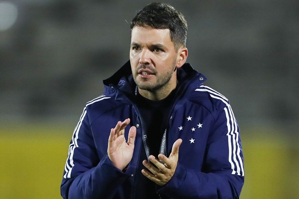 Nicolás Larcamón se reporta con Cruz Azul con miras al Apertura 2025 de la Liga MX