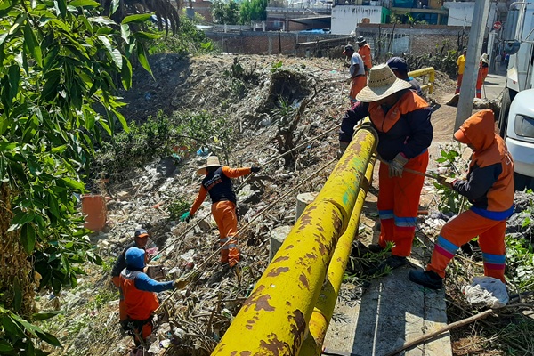 Organismo de Limpia realiza limpieza en Barranca de Zaragoza y el puente deprimido de la CAPU ante inundaciones