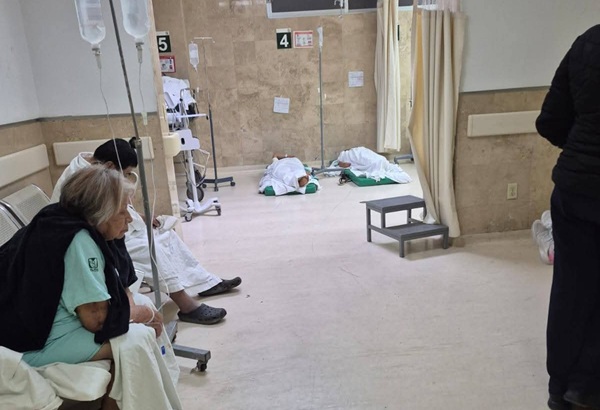 Pacientes son atendidos en el suelo por falta de camillas e insumos en el Hospital General del IMSS en Tehuacán