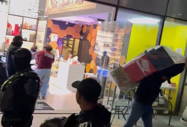 Propietarios de la Tienda SNKR BROS denuncian a empleados de Comercio Exterior de abuso de autoridad