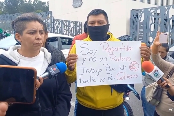 En protesta a las reformas de Ley de Movilidad y Seguridad Vial repartidores en motocicleta cerraron la Calzada Zaragoza, cerca del Congreso