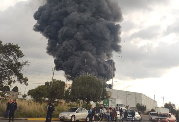 Se incendia fabrica de pinturas Rosan Internacional en Tlaxco, Tlaxcala