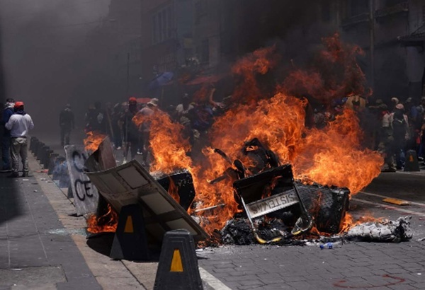 Sede del SNTE incendiada por grupo de la CNTE; destrozan fotos y mobiliario