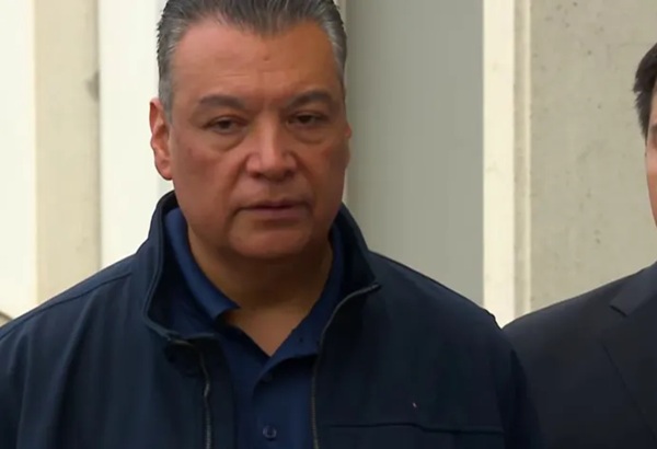 Senador Alex Padilla es sometido y retirado de conferencia de Kristi Noem en Los Ángeles