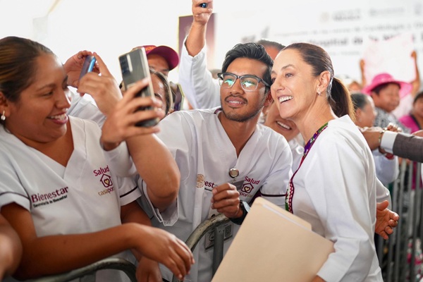 Trabajadores del sector salud en Puebla exigen basificación a Sheinbaum; ella promete atender problemas del IMSS-Bienestar