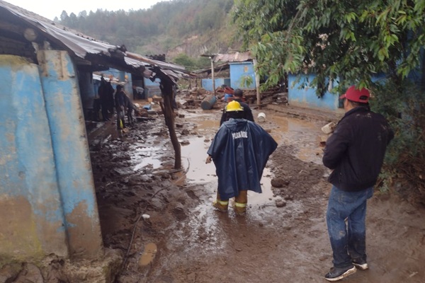 Tromba deja bajo el agua y el lodo a toda una comunidad en Chignahuapan; hay al menos 500 habitantes afectados