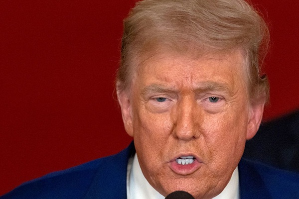 Trump dice que Israel e Irán acordaron un alto el fuego total; ministro de Irán lo desmiente