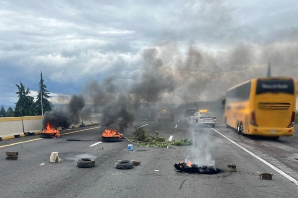 Vecinos de Tlahuapan bloquean 6 horas la autopista México-Puebla para exigir que excomisario ejidal siga preso