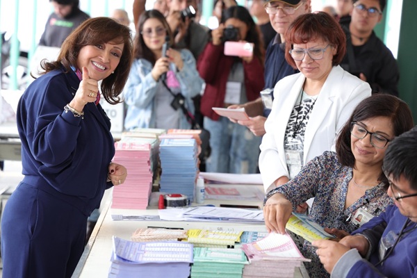Vota Lorena Cuéllar y llama a tlaxcaltecas a participar