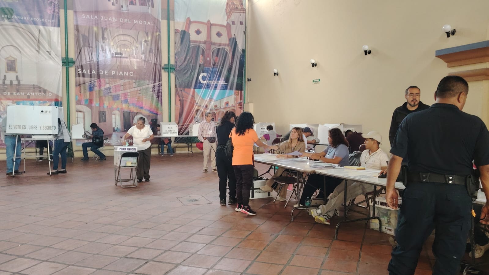 A pesar del despliegue logístico y de seguridad, la jornada electoral en Tehuacán se ha caracterizado por una baja participación ciudadana