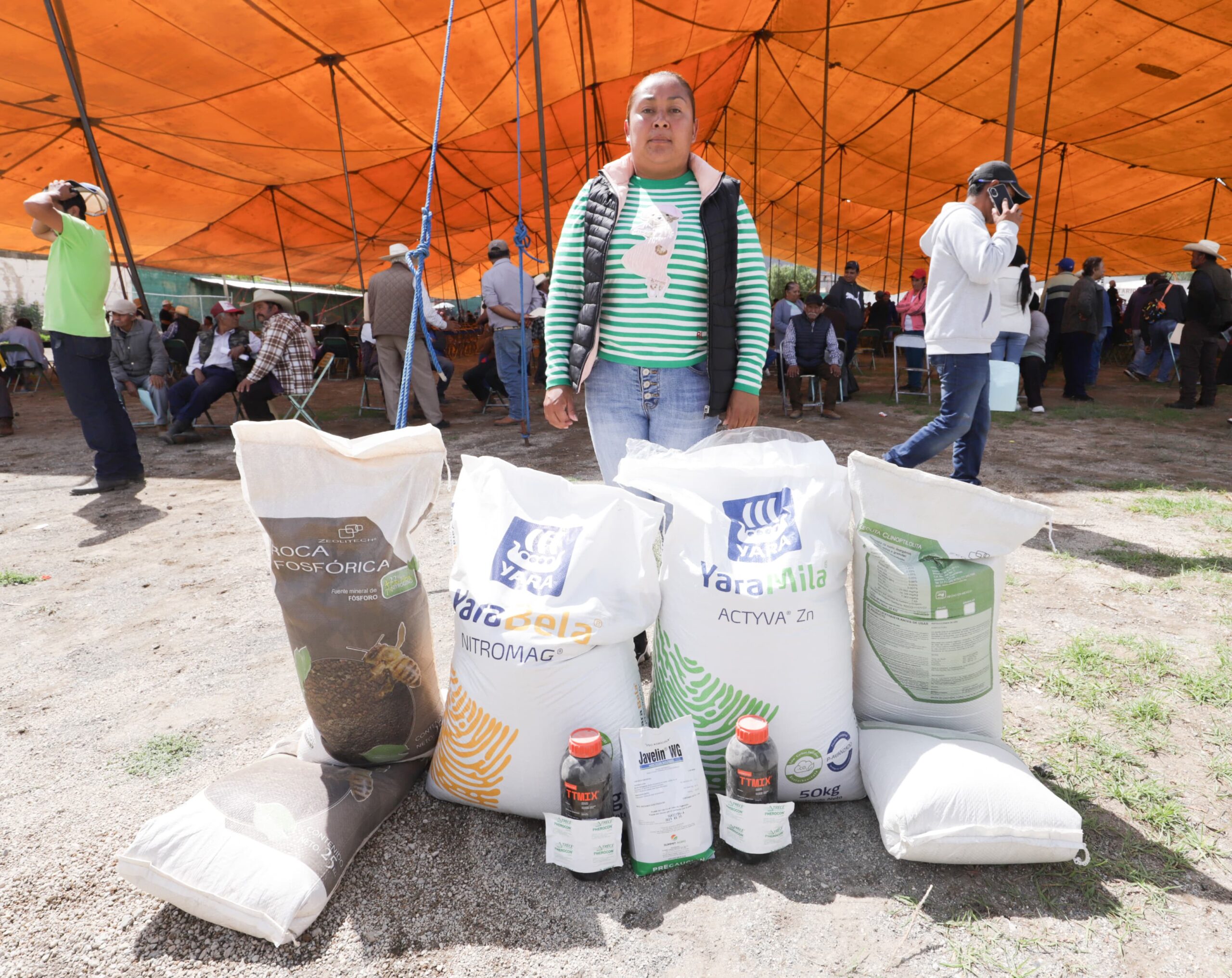 Los productores beneficiarios recibieron bultos de fertilizante, insumos para el control de plagas y enfermedades y mejoradores de suelo