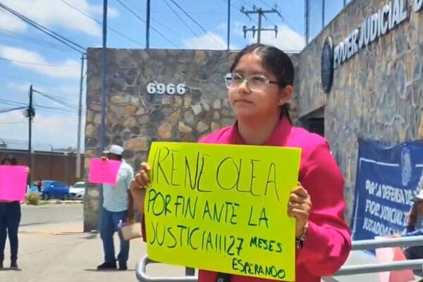 Michelle mostró una cartulina con el enunciado "Irene Olea, por fin ante la justicia" y reiteró su llamado para que pague por sus crímenes