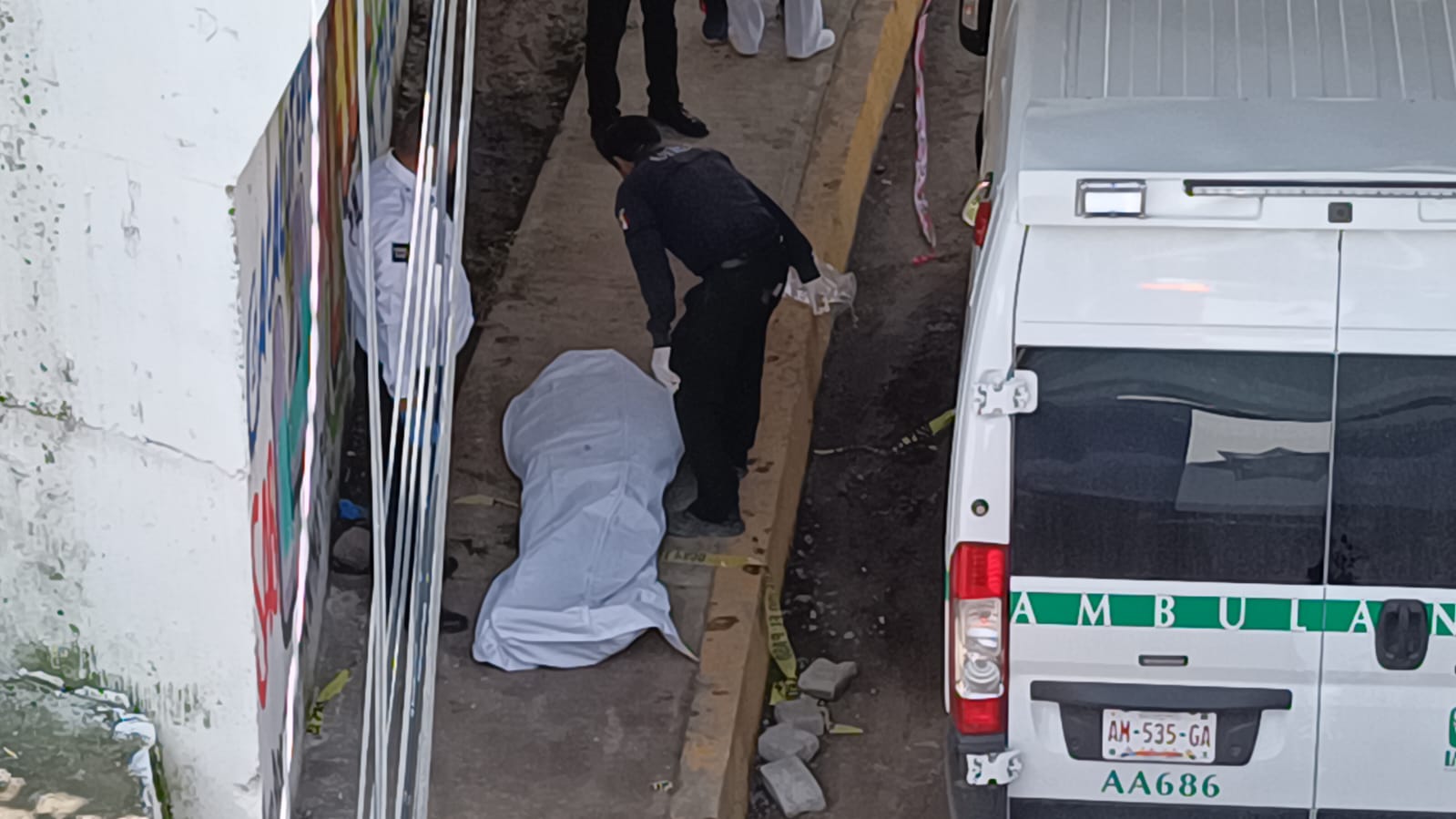 A las inmediaciones de Lomas de Angelópolis, llegaron los paramédicos para confirmar que el automovilista ya no contaba con signos vitales