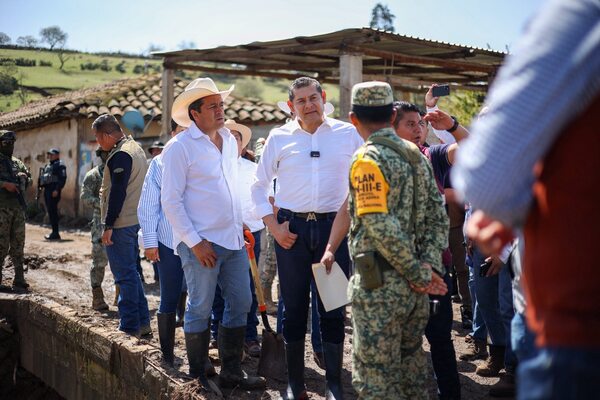 Armenta recorre Aljolotla, Chignahuapan; hay 35 casas pérdida total, 35 con daños menores y 110 por reforzar