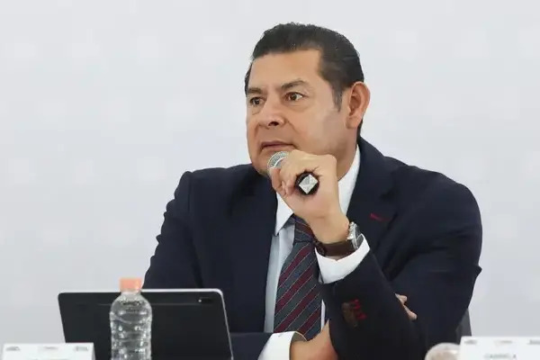 El Ejecutivo explicó que su administración buscará que la empresa que construirá el cablebús en la entidad patrocine la reubicación del Teleférico