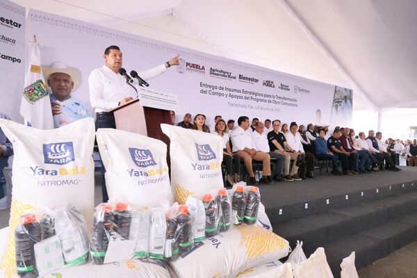 Armenta enfatizó que el campo poblano es una prioridad, por ello de manera simultánea en Teotlalco y Huejotzingo se otorgaron fertilizantes