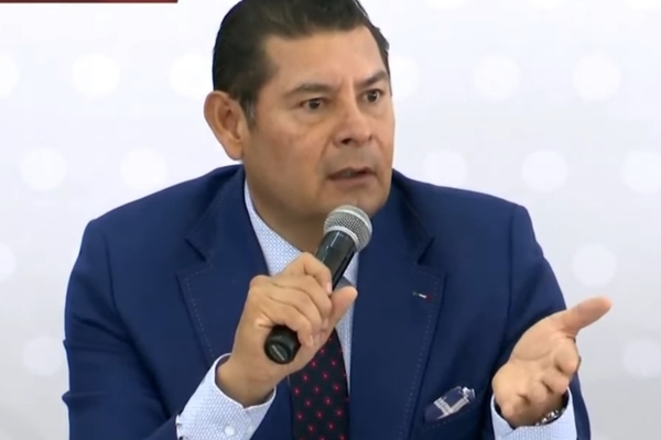 Armenta pide a BUAP, USEP y universidades privadas duplicar matrícula para estudiantes de medicina y enfermería