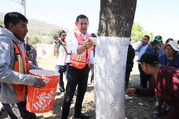 Alejandro Armenta encabeza la faena comunitaria 23 en la zona de Flor del Bosque