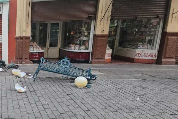 A través de cámaras de la Calle de los Dulces se ve al conductor de la camioneta conducir en reversa y provocar los daños a la banca
