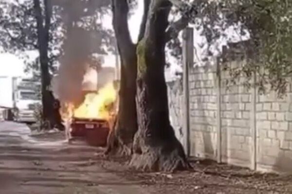 Hallan cadáver calcinado dentro de un vehículo en Bosques de Amalucan, en Puebla