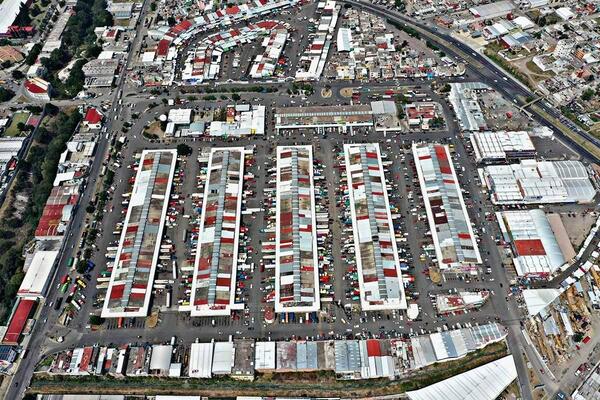 Locatarios de la Central de Abasto de Puebla se oponen a demolición de 26 bodegas y construcción de barda