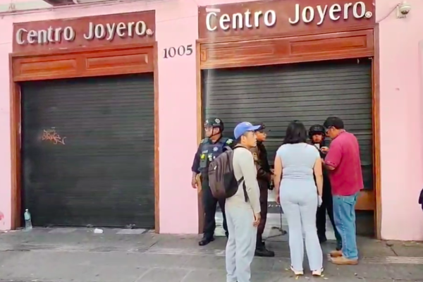 Con marros asaltan Centro Joyero de la calle 5 de Mayo; roban casi medio millón de pesos en joyas
