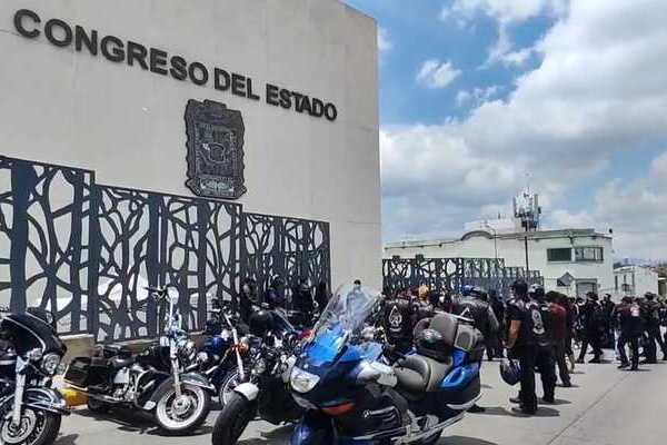 El Comité Biker de Puebla realizó una rodada hacia el Congreso para manifestarse contra la "Ley Chaleco", pues creen que los estigmatiza