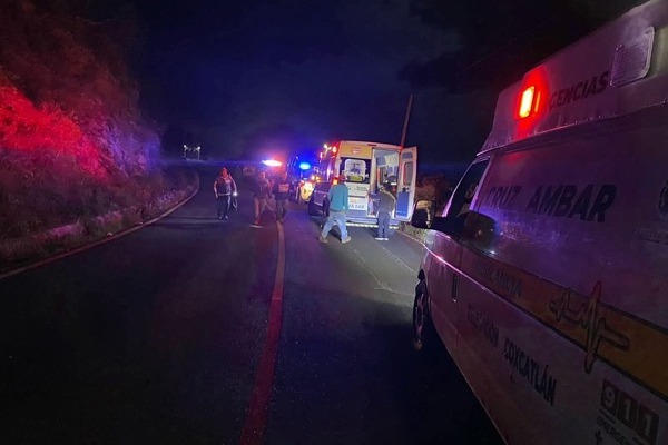 Dos muertos y nueve heridos deja volcadura en carretera Coxcatlán-Zoquitlán