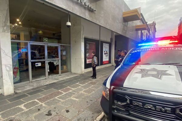 Se descartan personas detenidas. Cabe recordar que el pasado 23 de Mayo, se registró el primer cristalazo en esta mismo Sanborns del Centro