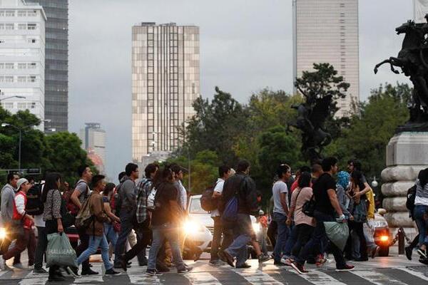 Urge transformar la cultura vial, donde prevalece el dominio del automóvil sobre la vida peatonal, así como mejorar las condiciones de calles