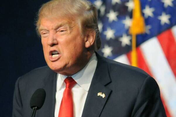 La actitud irracional de Trump pareciera sugerirnos que está utilizando una “cortina de humo” o “wag the dog” en ingles estadounidense