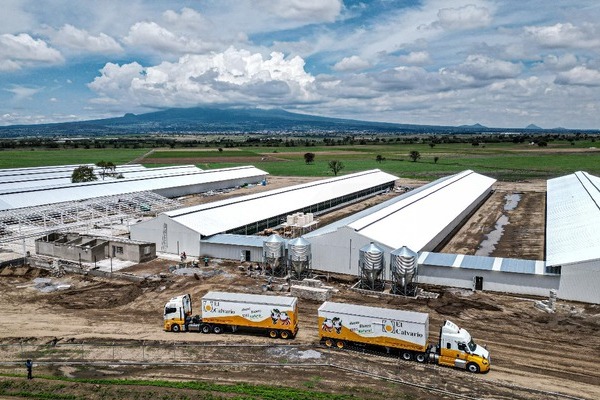 La gobernadora Lorena Cuéllar Cisneros inauguró las instalaciones de la empresa de productos avícolas “El Calvario” en Huamantla