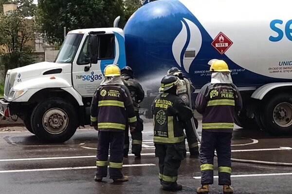 Fuga en pipa de gas provoca cierre parcial de Periférico Ecológico y evacuación de 60 personas