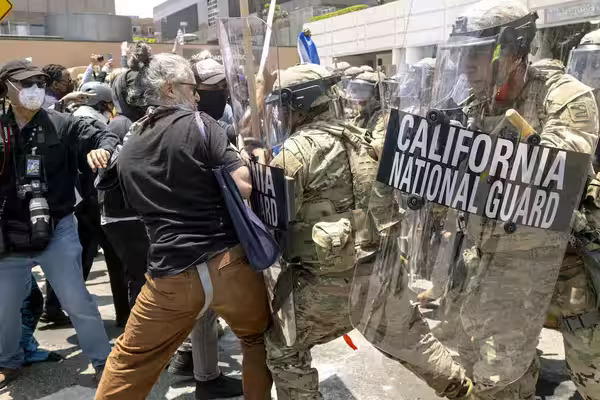 Las tensiones en Los Ángeles se intensificaron cuando miles de manifestantes tomaron las calles por el despliegue de la Guardia Nacional