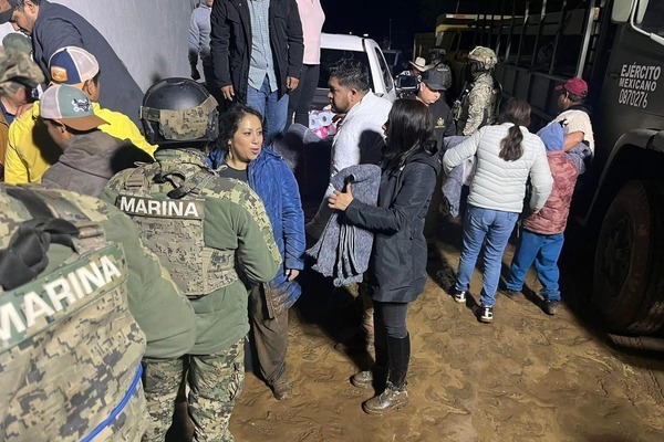 Dependencias del gobierno realizan el censo de familias afectadas de Chignahuapan, Tepeojuma e Izúcar por las inundaciones
