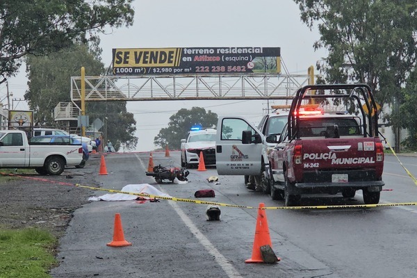 El conductor del vehículo contra el que el motociclista se impactó huyó pero lo ubicaron más adelante sobre la carretera Atlixco-Puebla