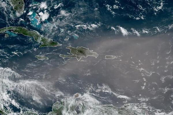 Enorme nube de polvo del desierto de Sahara cubre el Caribe y se dirige a EE.UU.