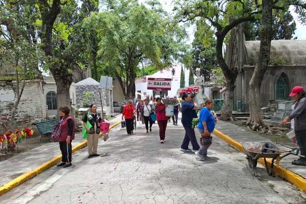 Entre las acciones en el Panteón por el Día del Padre se incluyeron vigilancia, atención médica preventiva, limpieza, módulos de orientación