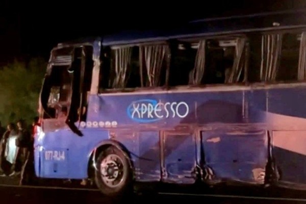 Una decena de peregrinos lesionados deja choque entre autobús y tráiler en la autopista Cuacnopalan-Oaxaca