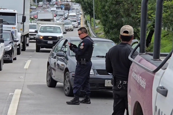 El conductor del transporte de carga reportó el suceso a la autoridades lo que generó una movilización policíaca en la zona