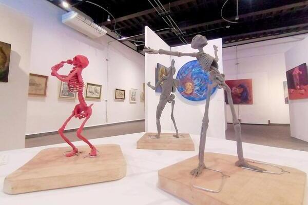Las categorías contempladas en los Premios Estatales de Artes Visuales son: Pintura, Dibujo, Grabado, Fotografía y Escultura