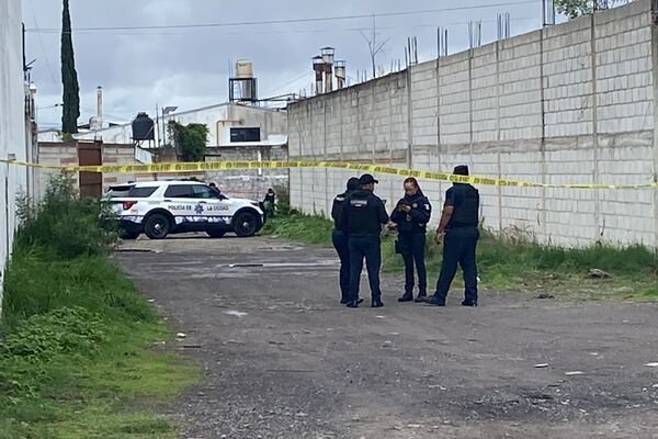 La zona del Mercado Morelos fue acordonada para que agentes ministeriales de la FGE pudieran efectuar el levantamiento de los cadáveres